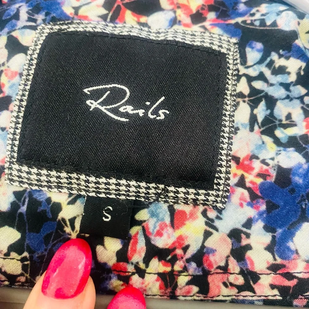 Rails Britt Tahiti Floral Rayon Button Down Top Like New✅ S/M - Picture 8 of 9